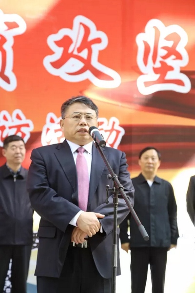 省委宣傳部副部長(zhǎng)、省新聞出版廣電局局長(zhǎng)朱夏炎宣布《打贏脫貧攻堅(jiān)戰(zhàn)》大型采訪活動(dòng)正式啟動(dòng)。