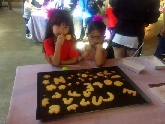 烤制好的餅干，發(fā)揮想象力，畫上美麗的圖案