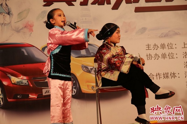 兩個小演員的表演活潑，惹得觀眾連連叫好。