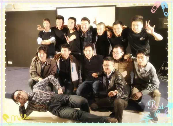 表演結(jié)束，看這哥們兒，為了和演員合影也是蠻拼的！