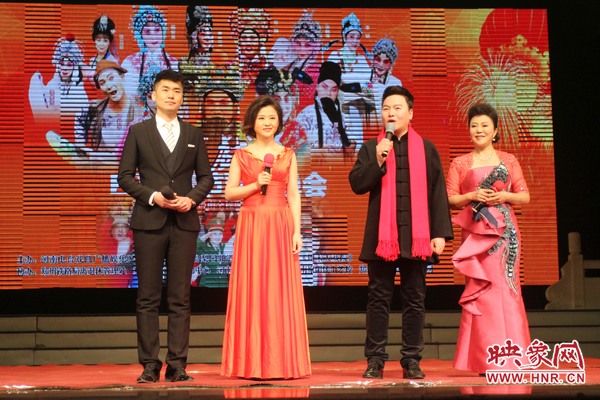 戲迷春晚主持人月陽（右二）、李亞楠（右一）、王巖（左二）、王曉凡（左一）