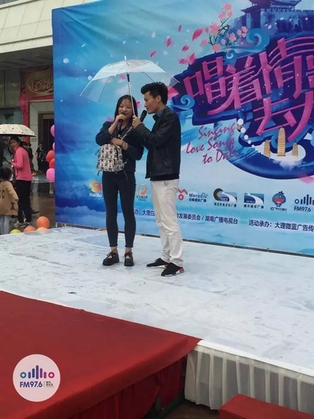 這是一位在校大學(xué)校，暗暗的喜歡純純的愛(ài)。