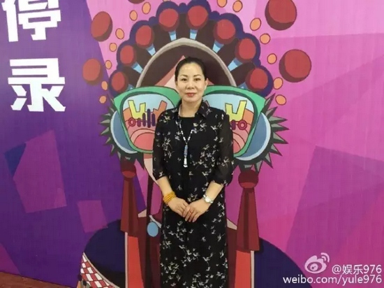 河南大愛劇團代表張艷紅講述自己帶領(lǐng)團里的演員參與挑戰(zhàn)的故事。
