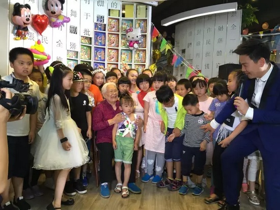 　　豫劇表演藝術(shù)家高潔老師和孩子們?cè)谝黄?，講述自己和戲曲的故事，祝福所有的小朋友節(jié)日快樂(lè)。