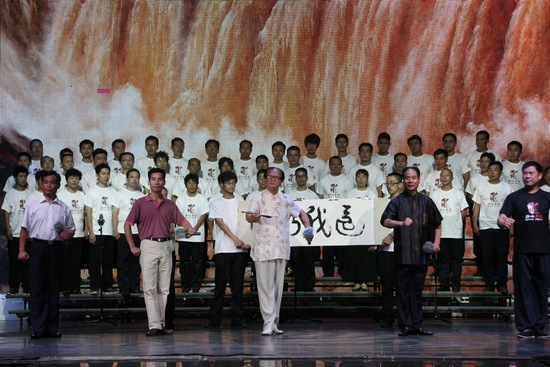 著名表演藝術(shù)家、唐派傳人賈廷聚（中），率眾弟子演唱唐派經(jīng)典名段《還我河山》