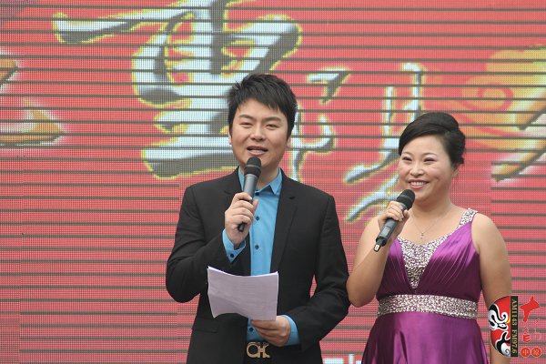 活動由著名戲曲節(jié)目主持人，河南電臺戲曲廣播當家小生月陽（左）戲曲廣播《票友排行榜》主持人丁蘭（右）主