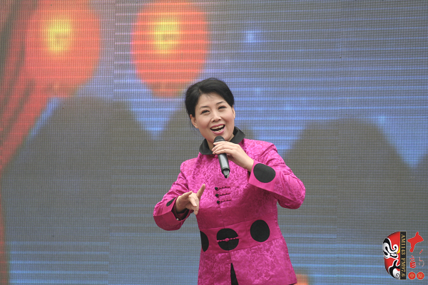 著名曲劇表演藝術(shù)家、中國戲劇梅花獎獲得者方素珍演唱曲劇《風雪配》選段“今日是我出閨的前一天晚上”