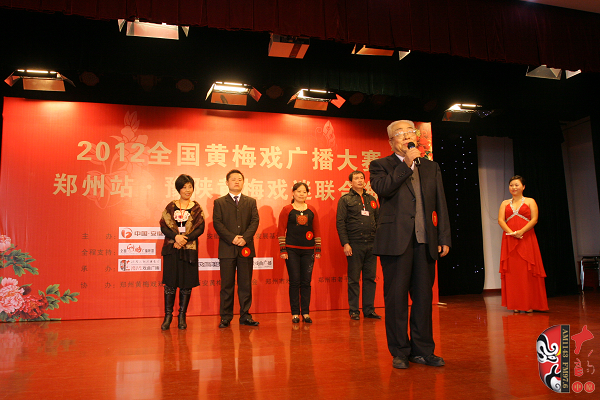 選手五人一組上臺表演，臺上為第一組選手