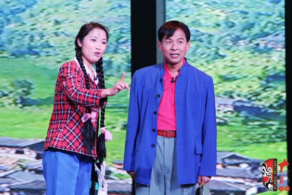 第二場，河南省豫劇三團優(yōu)秀演員劉海功（右）飾栓保，安陽市票友景永芳（左）飾銀環(huán)