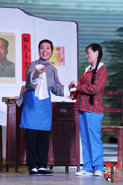 第三場，河南電臺戲曲廣播總監(jiān)木子（左）飾栓保娘，《梨園星秀場》《有你就有戲》主持人媛媛（右）飾銀環(huán)