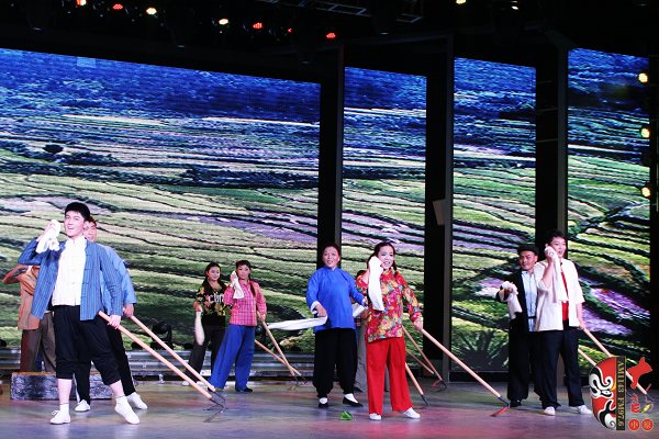 群眾勞動場面，劇中演員包含票友、專業(yè)演員、戲迷