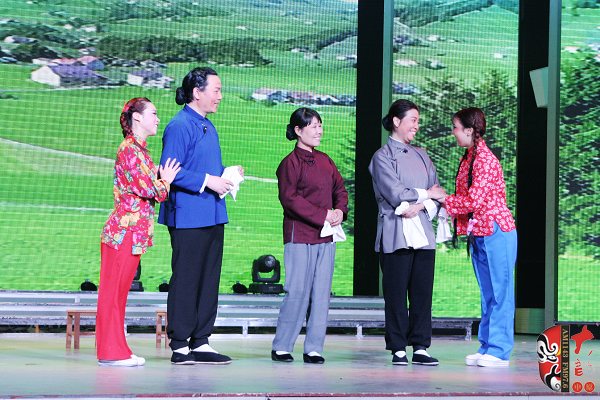 著名戲曲節(jié)目主持人、河南電臺戲曲廣播當家小生月陽（左二）反串飾演二大娘