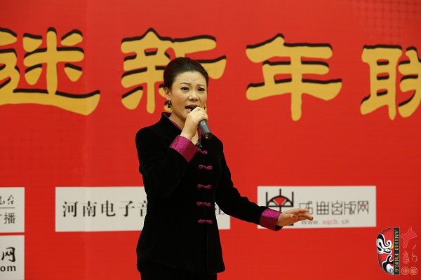 戲曲廣播主持人王唯、曉琴、丁蘭、李鋮及鄭州市曲劇團優(yōu)秀演員張娜共同表演的小品《賣鞋》