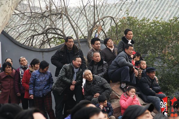 人民公園演出現(xiàn)場(chǎng)擠滿了觀眾，圖為觀眾爬上假山山頭