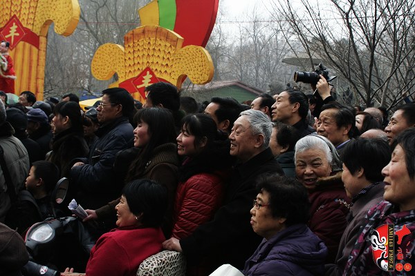 人民公園現(xiàn)場(chǎng)人頭攢動(dòng)，其他媒體記者不得不舉起相機(jī)拍照