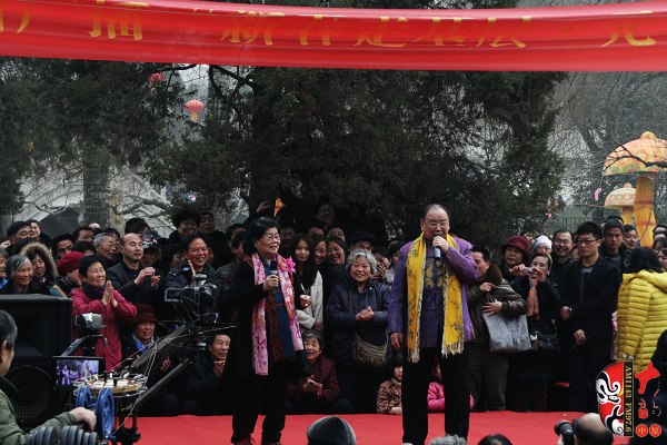 著名豫劇表演藝術(shù)家楊華瑞（左）、王善樸（右）合唱歌曲《天不下雨天不刮風(fēng)天上有太陽》