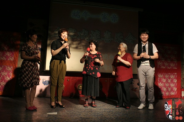 戲曲廣播總監(jiān)木子、豫劇表演藝術(shù)家楊華瑞、高潔、戲曲廣播當(dāng)家小生月陽、票友張華合作表演《朝陽溝》選段