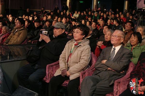 著名豫劇表演藝術(shù)家張?jiān)聵s(中)、臺灣知名學(xué)者趙明普(右)