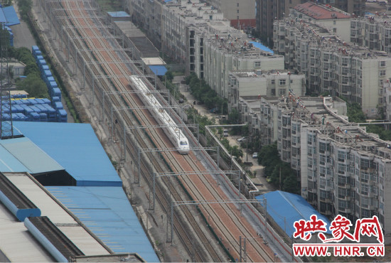 4日上午8點(diǎn)10分，隨著一聲汽笛長(zhǎng)鳴，一列“子彈頭”列車緩緩駛出鄭州車站。