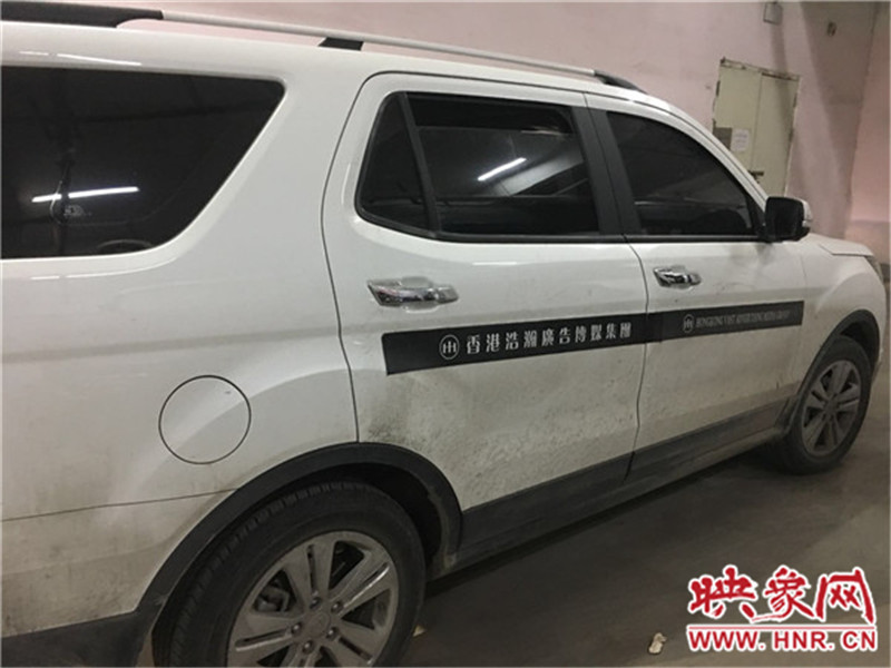 車(chē)身上按要求貼著廣告。