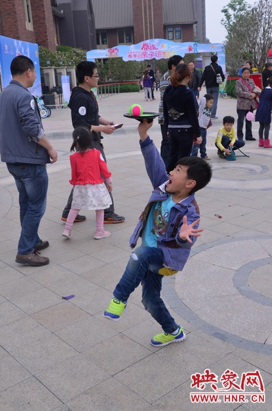 小弟弟，你玩?zhèn)€托球不用這么夸張吧，哈哈！