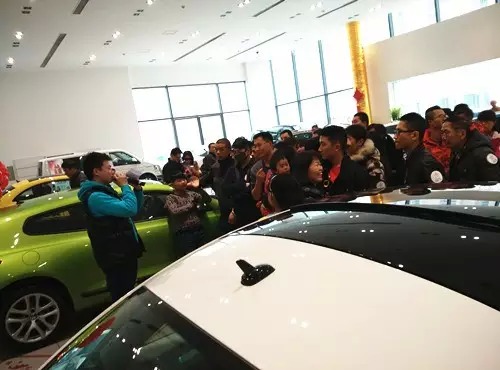 現(xiàn)場活動由私家車廣播《999車生活》主播飛揚、佳雨主持，新年呵護，溫暖你一路。