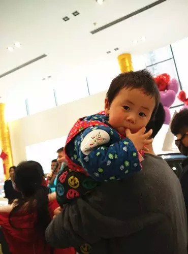 小朋友雖然你骨骼清奇，但是米、油你照樣拎不動啊，還是乖乖的油卡拿好吧。