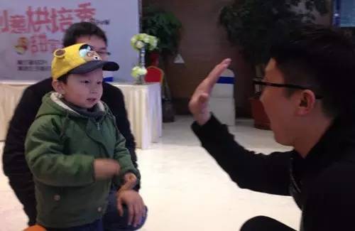 老楊你真心的是童心未泯啊，來，跟叔叔Give Me Five！