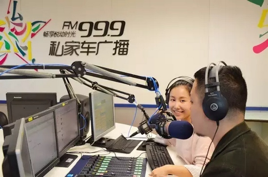 美女嘉賓來做客直播間，麥姐看莫非的眼神，嘖嘖，愛一個人是什么感覺？