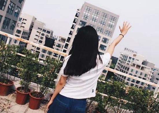 你問(wèn)我要去向何方，我指向天空的方向。