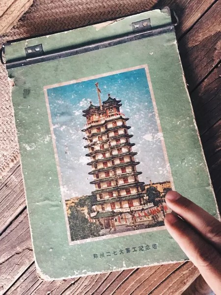 我們撫摸著鄭州的歷史，從中了解它的厚度。