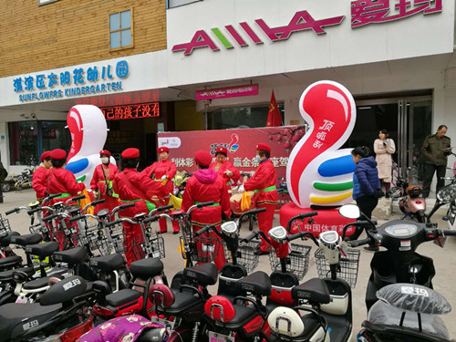 10月29日 河南體彩鶴壁分中心向獲獎(jiǎng)彩民頒發(fā)15輛電動(dòng)車(chē)