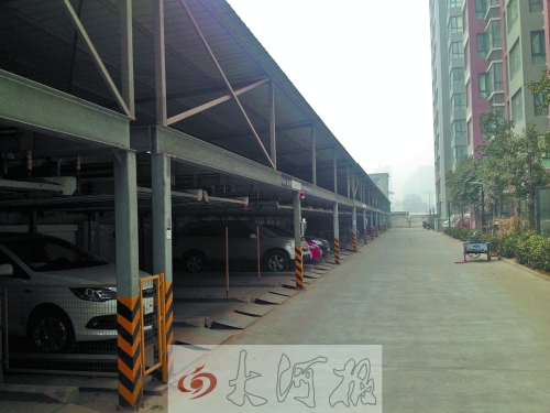 中原區(qū)新禧園小區(qū)，靠著圍墻的空地，建成兩層立體車庫。