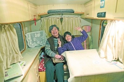 天黑了，外面風(fēng)雨交加而董怡汶坐在溫暖的房車?yán)铩? oldsrc=