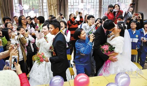 10對(duì)老師新人在校園里舉行集體婚禮，在教室里接新娘、拜堂