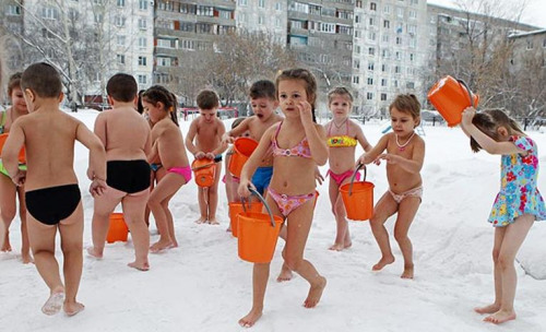 幼兒園的兒童身穿泳裝，在零下25度的雪地里沖涼水澡。