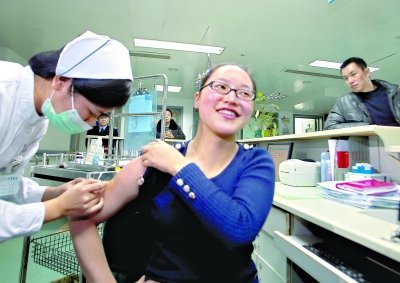 昨日，向雪敏在同濟(jì)醫(yī)院血液科病房打動員劑，丈夫陳武右在身后注視著妻子 記者傅克強(qiáng)