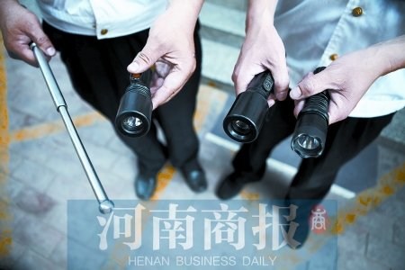 鄭州8名小學(xué)生持警棍、電擊槍街頭“火拼”