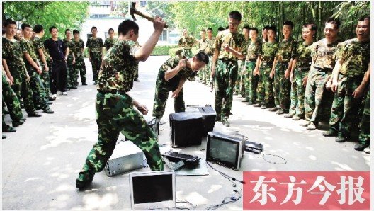 為了讓孩子表達戒除網癮的決心，學校組織孩子親手砸毀電腦