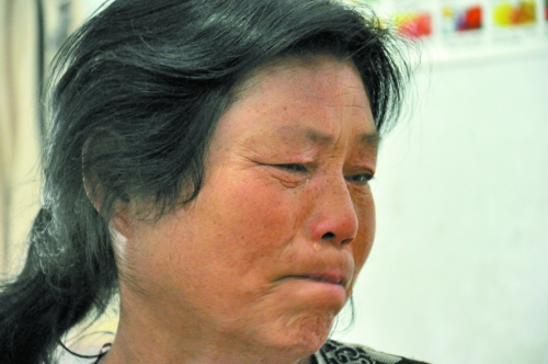 談及女兒的病情，王學(xué)鳳不禁哭了出來