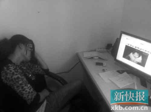 遇難孩子的母親向記者展示女兒生前的照片，一邊掩面而泣