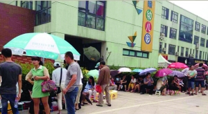 金壇市實驗幼兒園門前，家長在排隊