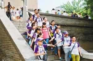 西安小雁塔景區(qū)內(nèi)，學生們正在古跡前合影留念