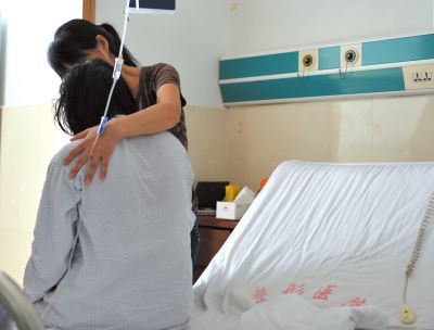 由于前天進行了面部修復手術，俞燕身體不適，父母24小時陪在她的身邊