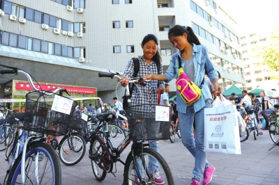 前天，兩名新生在登記后領(lǐng)取了自己的“愛心車”