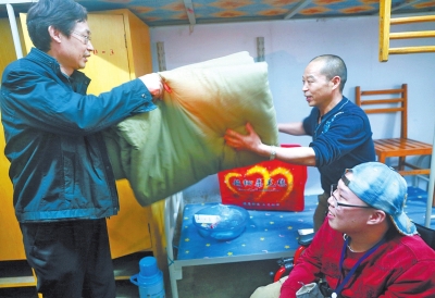 班主任韓運俠（左）為劉同宇送來了學(xué)校特意準備的生活用品