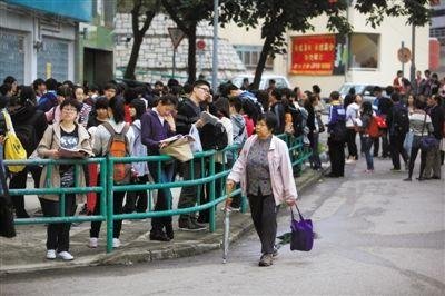 2012年12月1日早晨，香港一處SAT考場，考生在等候進(jìn)場