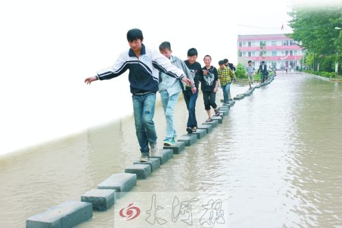 因“挪”修下水道錢學(xué)校被淹 學(xué)生渡“?！鄙蠈W(xué)