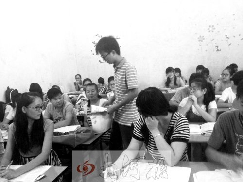 補(bǔ)習(xí)課上，馮昊怡不像老師，更像是學(xué)生們的同學(xué)。