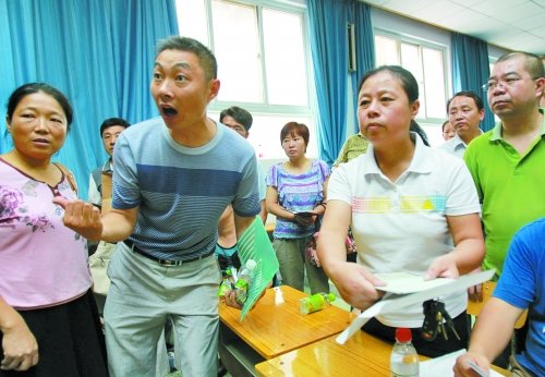 小升初“復議”現(xiàn)場，一些孩子被分得“遠”的家長討說法